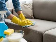 Nettoyer une tache sur un canapé en tissu sans l’abîmer : méthodes sûres selon la tache et le textile